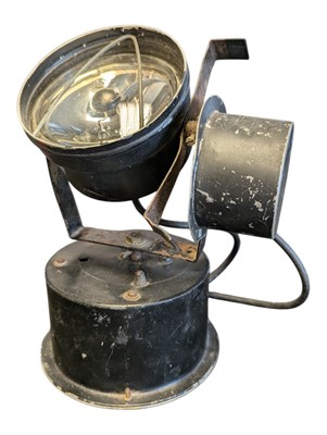 Lot 368 - 20TH CENTURY VINTAGE USA TABLE TOP SPOTLIGHT / SIGNAL LAMP