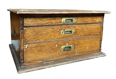 Lot 551 - LATE 19TH/EARLY 20TH CENTURY OAK CAMPAIGN THREE DRAWERS DESK TOP CHEST