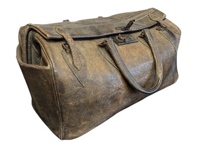 Lot 350 - LATE 19TH CENTURY GLADSTONE STYLE LEATHER DOCTOR'S BAG