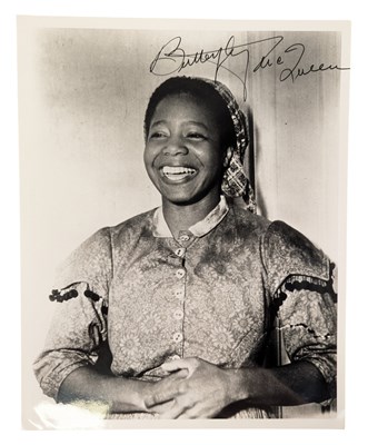 Lot 158 - HOLLYWOOD - BUTTERFLY MCQUEEN (D.1995) - SIGNED 8X10" PHOTOGRAPH