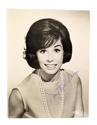 Lot 163 - AMERICAN ACTORS - MARY TYLER MOORE (D.2017) - SIGNED VINTAGE 8X10" PHOTO