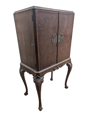 Lot 961 - VINTAGE 1940S 20TH CENTURY QUEEN ANNE REVIVAL COCKTAIL CABINET